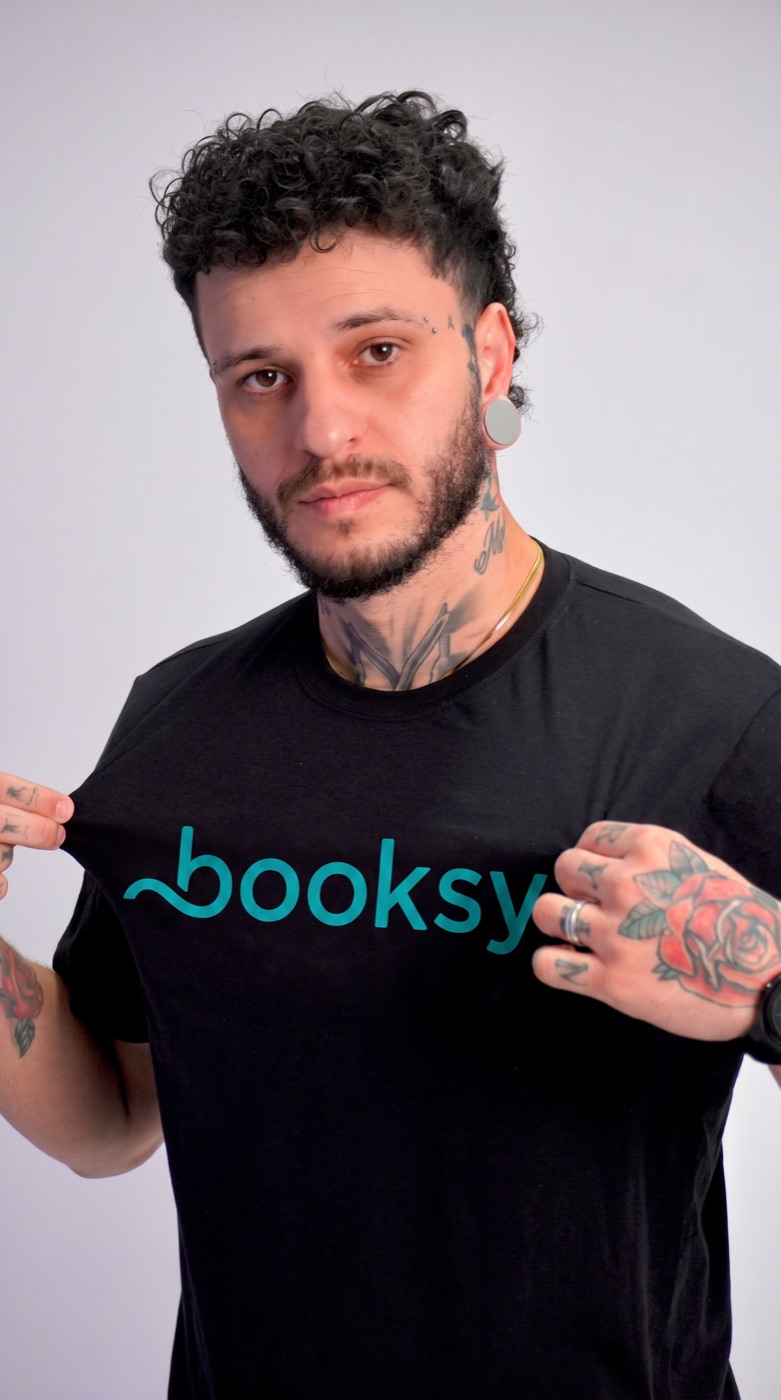 Mallas vestindo camiseta Booksy