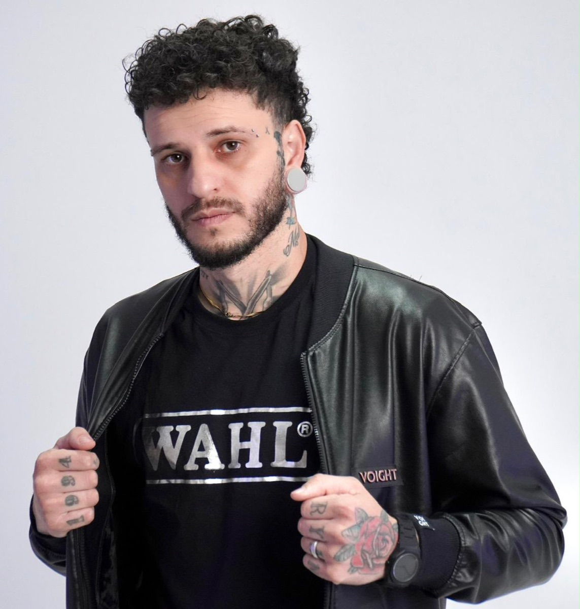 Mallas vestindo camiseta Wahl