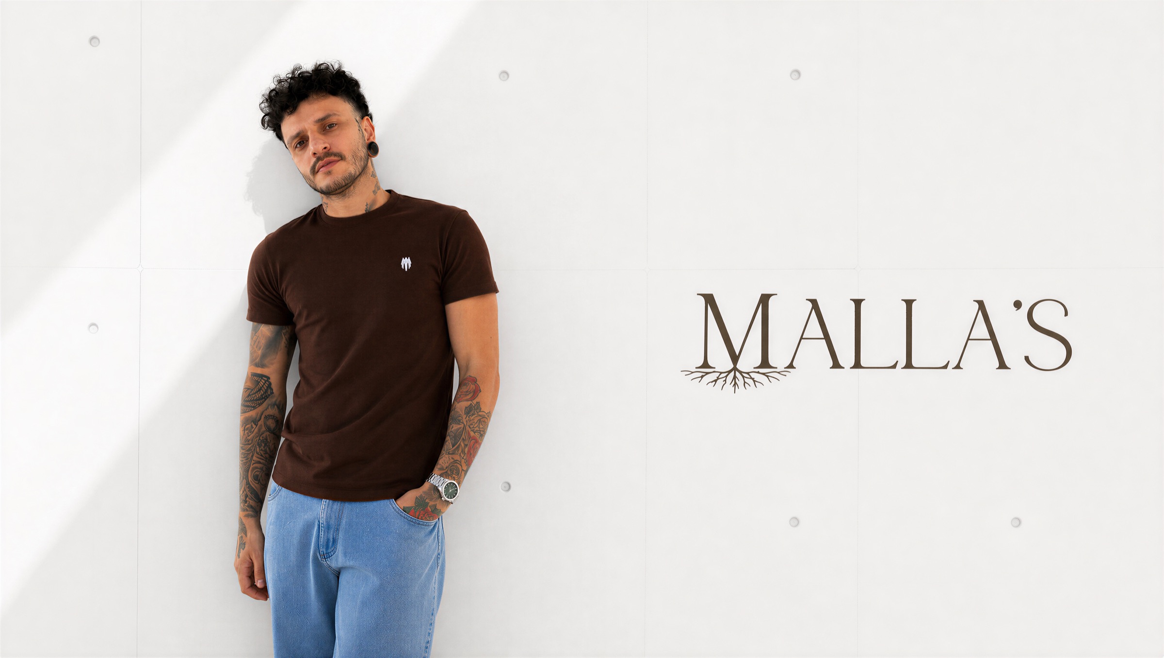 Mallas com um exemplar do livro Além do Diagnóstico