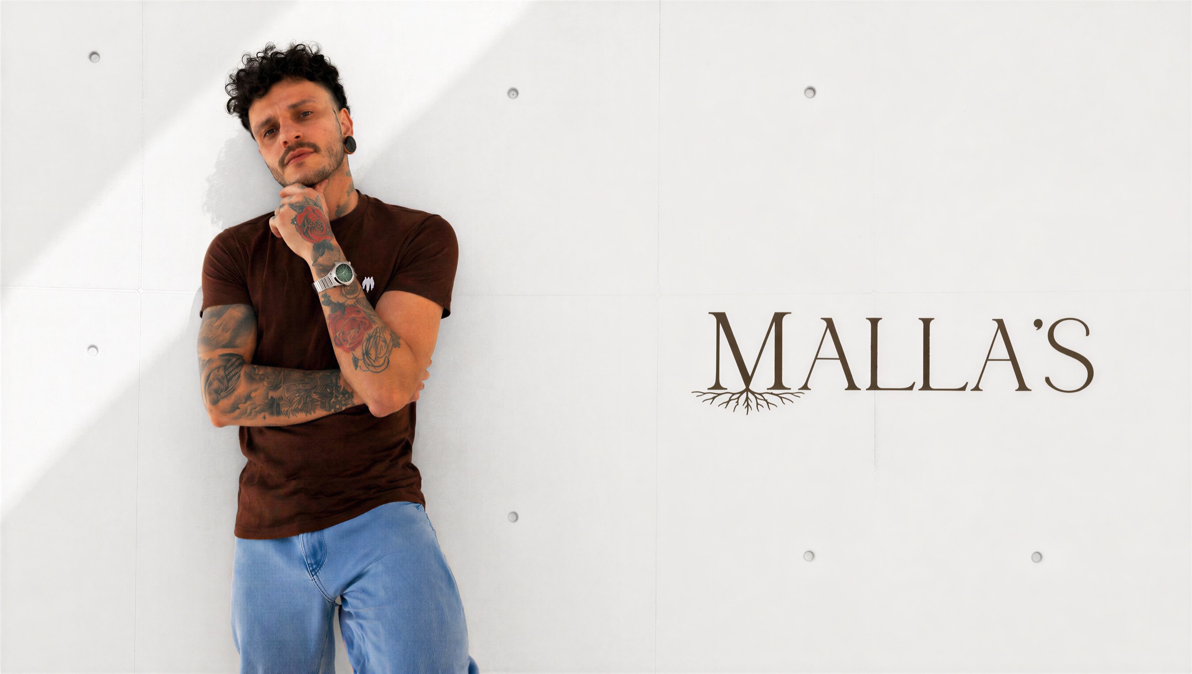 Fachada e ambiente da barbearia Mallas em Quatro Barras