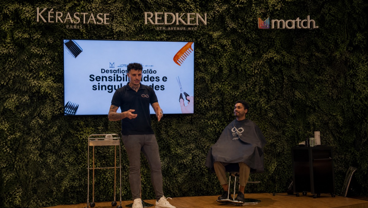 Mallas palestrando no palco sobre atendimento especializado